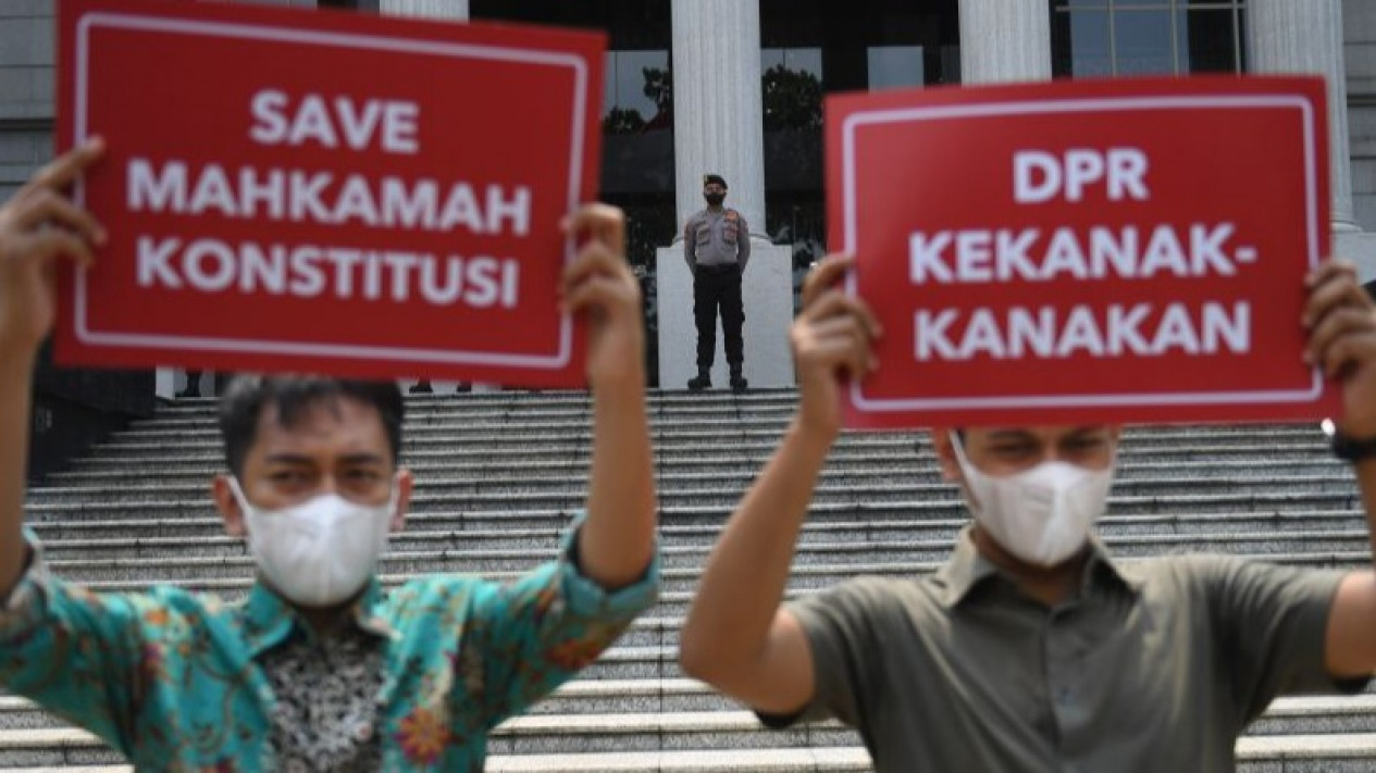 Pemberhentian Hakim Konstitusi Aswanto, Pakar Nilai Ada Motif Politis
            - galeri foto