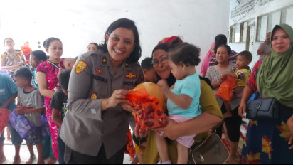 Polwan Polres Langkat Berikan Trauma Healing untuk Anak-anak di Posko Korban Banjir