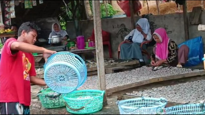 Banjir di Jalur Lintas Sumatera - Aceh, Pengiriman Ikan Asin Asal Belawan Tersendat