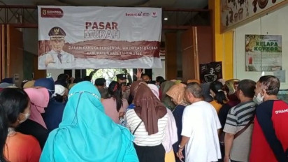 Ribuan Warga Berdesakan Serbu Pasar Murah Sembako di Plaza Pragolo Pati