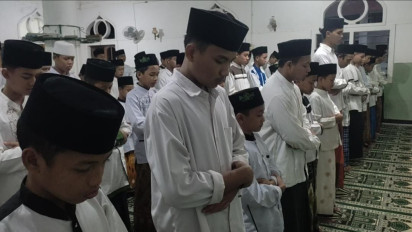 Fenomena Gerhana Bulan Total, Ratusan Santri di Kebumen Gelar Salat Gerhana