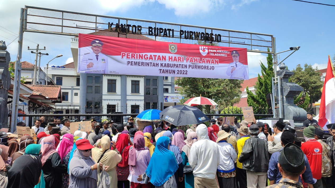 Warga Banyuasin Kembali Demo di Kantor Bupati Purworejo, Tuntut Sekdes Andika Sari Segera Dipecat
            - galeri foto