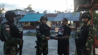 Sadar Narkoba Merugikan Tubuh, Unik Seorang Warga Asli Papua Serahkan Ganja ke Petugas sebanyak 2 Kantong Plastik