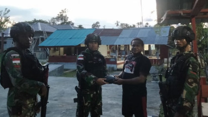 Sadar Narkoba Merugikan Tubuh, Unik Seorang Warga Asli Papua Serahkan Ganja ke Petugas sebanyak 2 Kantong Plastik