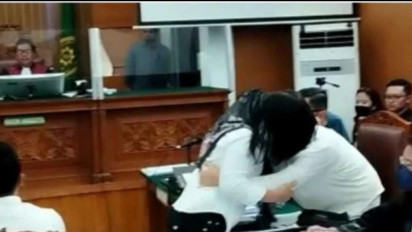 Drama Pelukan Erat Susi dengan Putri Candrawathi hingga Cium Tangan Ferdy Sambo Menjadi Sorotan