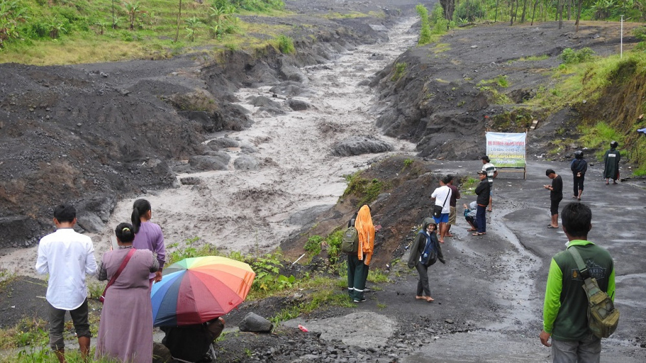 Banjir Lahar Hujan Gunung Semeru Kembali Putus Jalur Alternatif Penghubung Lumajang-Malang, Ratusan Warga dan Pengguna Jalan Tertahan
            - galeri foto
