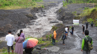 Banjir Lahar Hujan Gunung Semeru Kembali Putus Jalur Alternatif Penghubung Lumajang-Malang, Ratusan Warga dan Pengguna Jalan Tertahan