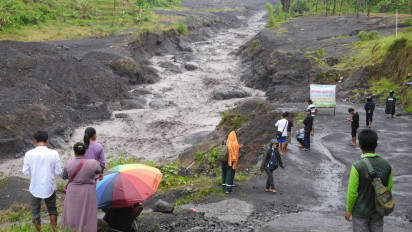 Banjir Lahar Hujan Gunung Semeru Kembali Putus Jalur Alternatif Penghubung Lumajang-Malang, Ratusan Warga dan Pengguna Jalan Tertahan