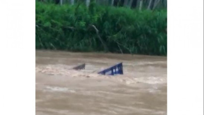 Air Sungai Banyuwangi Meluap, Sebabkan Sebuah Truk Hanyut Terseret