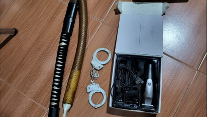 Bakar Sampah Di Pinggir Rel, Pria Disiksa Hingga Dicukur Botak Paksa oleh 2 Satpam Sekitar