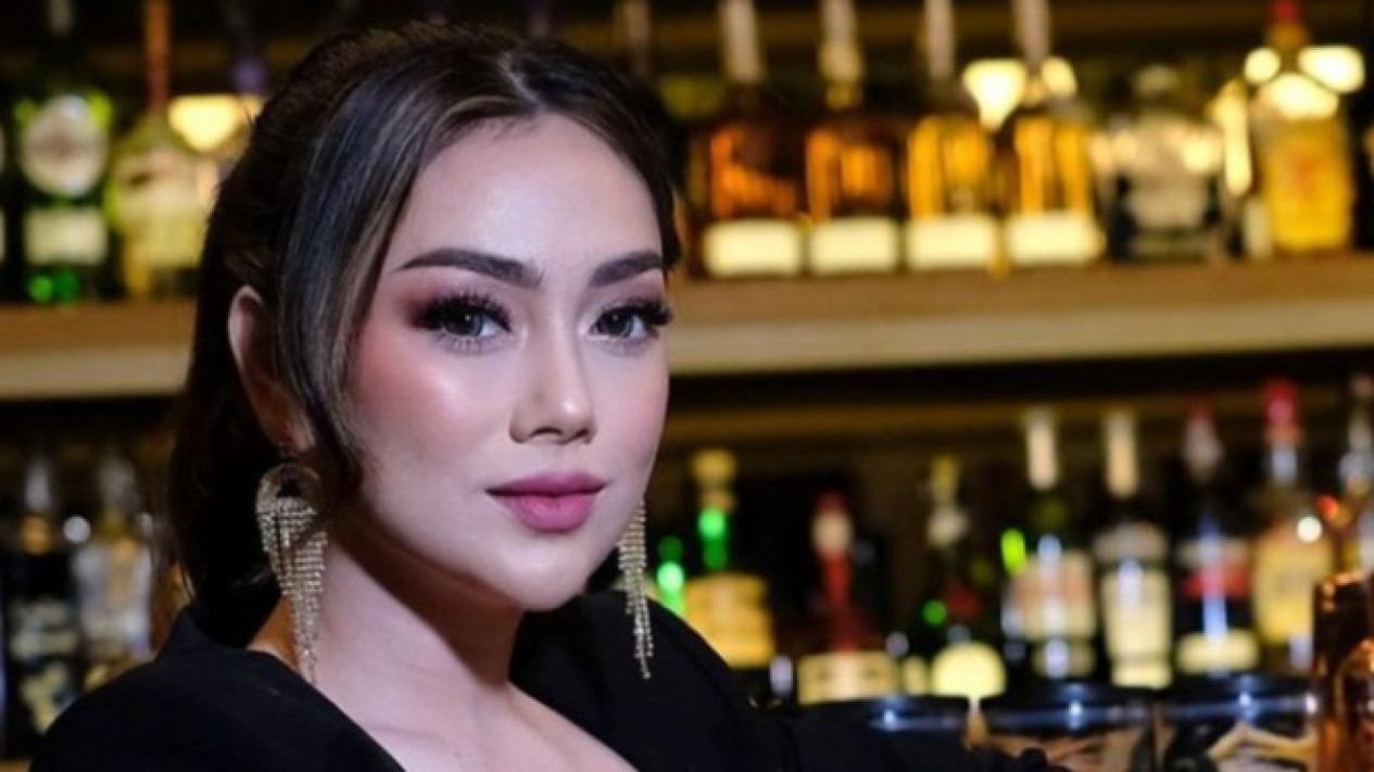 Heboh! Dekat dengan Marshel Widianto, Celine Evangelista Justru Terciduk Liburan Bareng Stevan Pasaribu
            - galeri foto