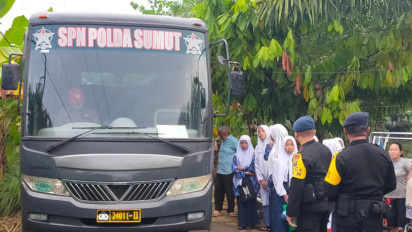 Bantu Siswa Korban Banjir,  Gabungan Brimob,  SPN dan Polres Langkat Antar Siswa ke Sekolah