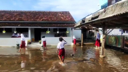 Akibat Banjir dan Rob, Siswa SD di Kendal Belajar di Sekolah yang Tergenang