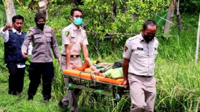 3 Tahun Menderita Lumpuh, Nenek Paruh Baya Dievakuasi Relawan dan Petugas Biddokkes Polres Lampung Selatan ke Rumah Sakit