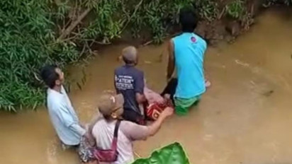 Sepeda Motor Pasutri Terjun ke Sungai di Ciamis, Suami Tewas Istri Kritis