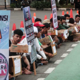 Jelang RDP DPR RI, Aksi Mengemis Warga Meminta Tutup PT Amman Mineral