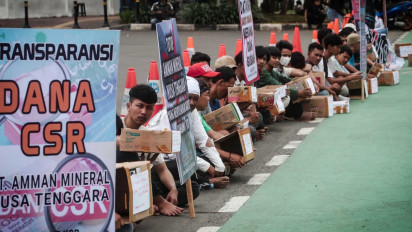 Jelang RDP DPR RI, Aksi Mengemis Warga Meminta Tutup PT Amman Mineral