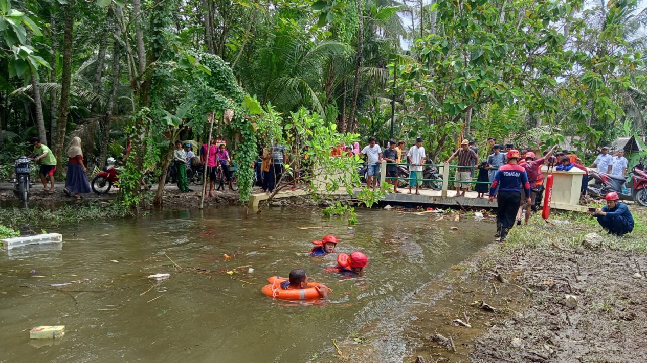 Terpeleset di Kali Irigasi, Bocah 11 Tahun di Kebumen Ditemukan Tewas Mengapung
            - galeri foto