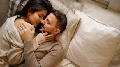 5 Gaya 'Antimainstream' yang Bisa Suami Coba untuk Membangkitkan Suasana Kamar seperti Malam Pertama