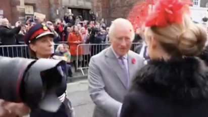 3 Momen saat Raja Charles dan Istri Dilempari Telur Ketika Jalan-jalan di York Inggris Utara