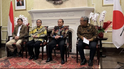 Mantan Menpora Akbar Tandjung Terima Penghargaan dari Pemerintah Jepang
