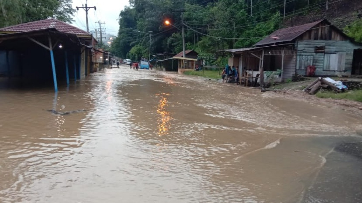 Ruas Jalan Lintas Sumatera di Tapanuli Selatan Terendam Banjir
            - galeri foto