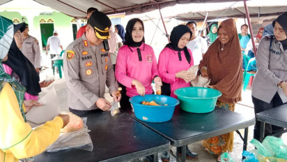Bhayangkari dan Polwan Polres Langkat Masak Makanan untuk Warga Terdampak Banjir di Dapur Umum