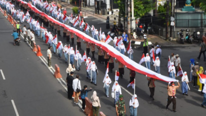 Hari Pahlawan, Ribuan Pelajar di Semarang Bentangkan Bendera Merah Putih Sepanjang 1 Kilometer