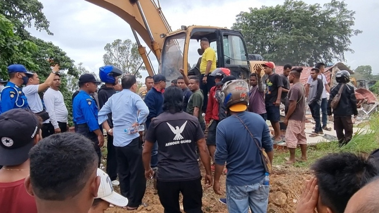 Penggusuran Lahan Investor Ricuh, Satu Orang Terluka
            - galeri foto
