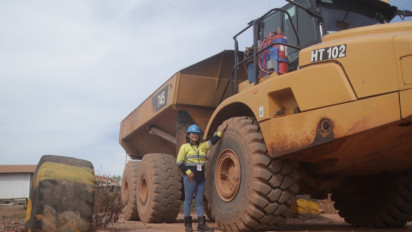 Operasikan Alat Berat, Ini Perempuan dalam Dunia Pertambangan