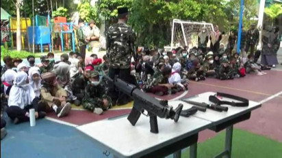 Peringati Hari Pahlawan, Ratusan Siswa SD Dikenalkan Alutsista TNI