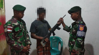 Hari Pahlawan, Satgas Yonarmed 1 Kostrad Terima Senpi Rakitan dan Munisi Secara Sukarela