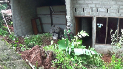 Sebuah Rumah di Kab.Semarang Tertimbun Longsor, Penghuni Panik Saat Dengar Gemuruh