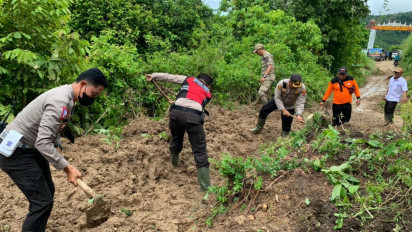 Bantu Korban Bencana, Kapolres Pesawaran Lampung Ikut Nyangkul Bersihkan Material Longsor
