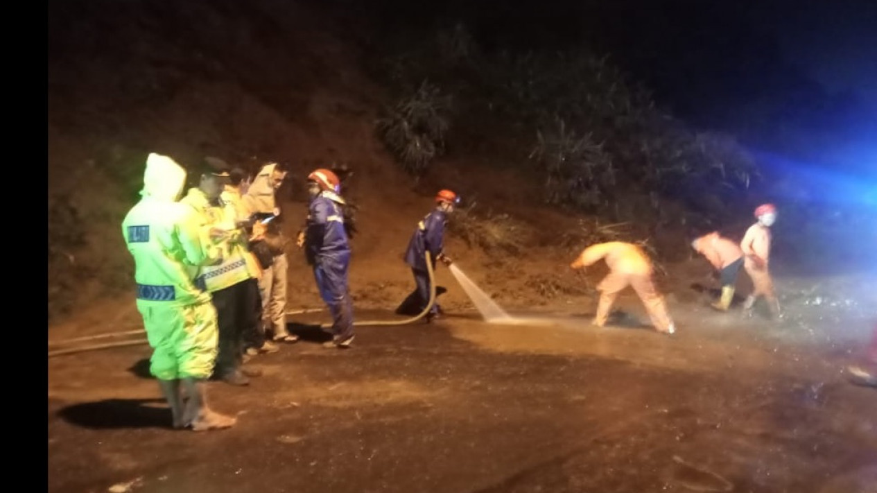 Jalur Utama Purbalingga - Pemalang Tertimbun Longsor
            - galeri foto