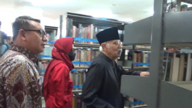 Salim Said Hibahkan 10 Ribu Buku Koleksi Pribadinya kepada UII Yogyakarta