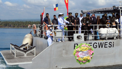Peringatan Hari Pahlawan, TNI AL Banyuwangi Tabur Bunga di Selat Bali