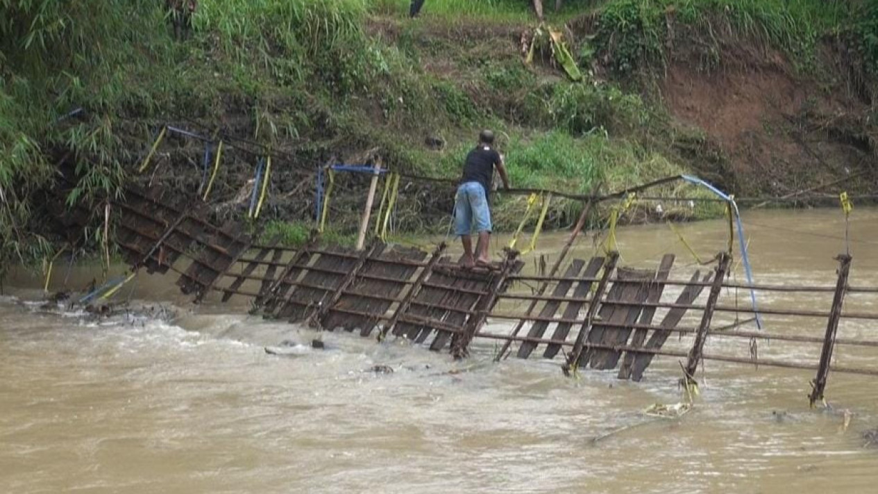 Sungai Cise'el Meluap, Akses Warga Terganggu Akibat Jembatan Gantung Putus
            - galeri foto
