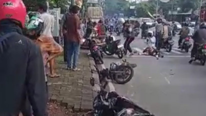 Truk Seruduk 8 Sepeda Motor di Jalur Turunan Banyumanik Semarang, 2 Orang Luka