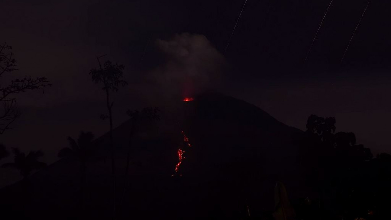 Usai Alami Erupsi Disertai Awan Panas Guguran, Gunung Semeru Terpantau Luncurkan Lava Pijar, Ini yang Dilakukan Relawan
            - galeri foto