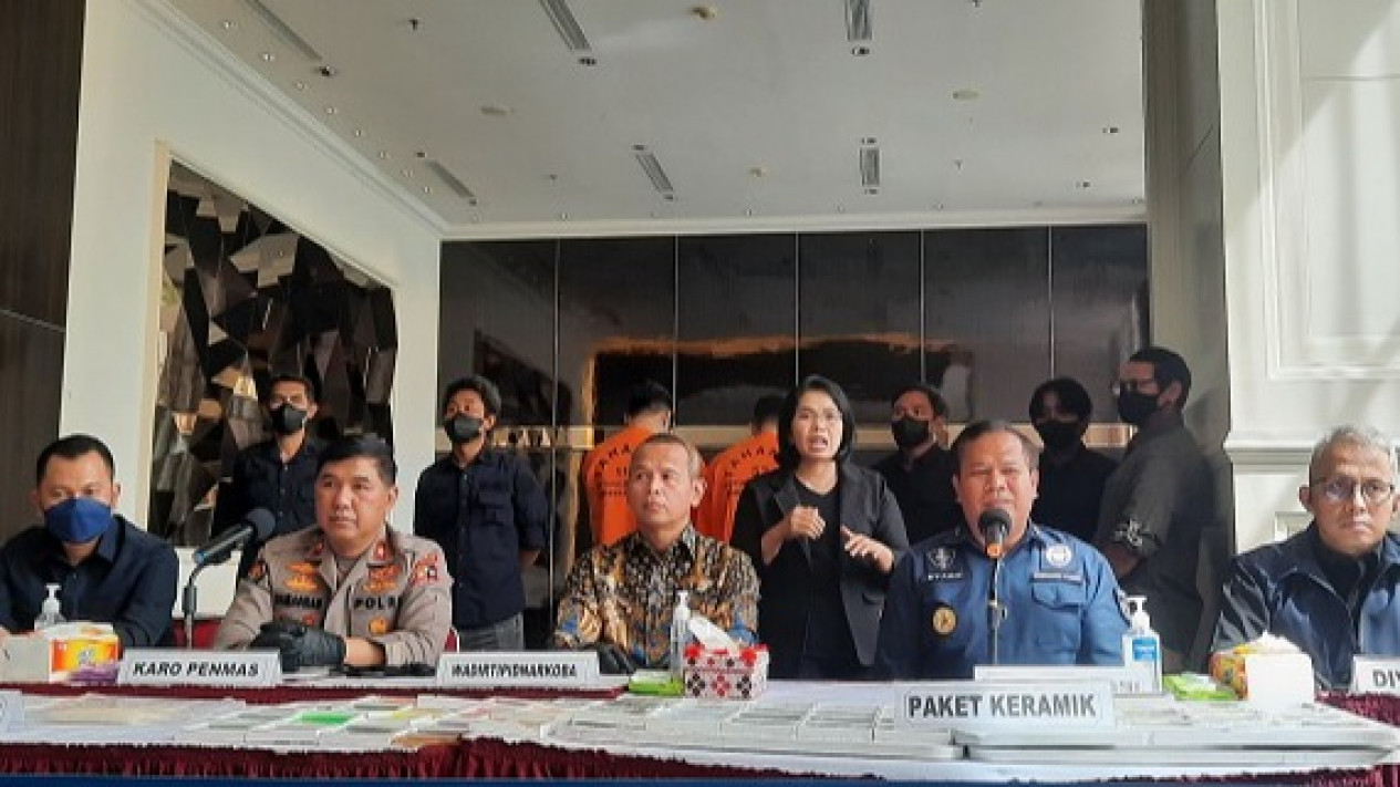 Polisi Gerebek Lab Dapur Sabu Jaringan Internasional di Apartemen Casa Grande Kasablanka, Sindikat WN Iran
            - galeri foto