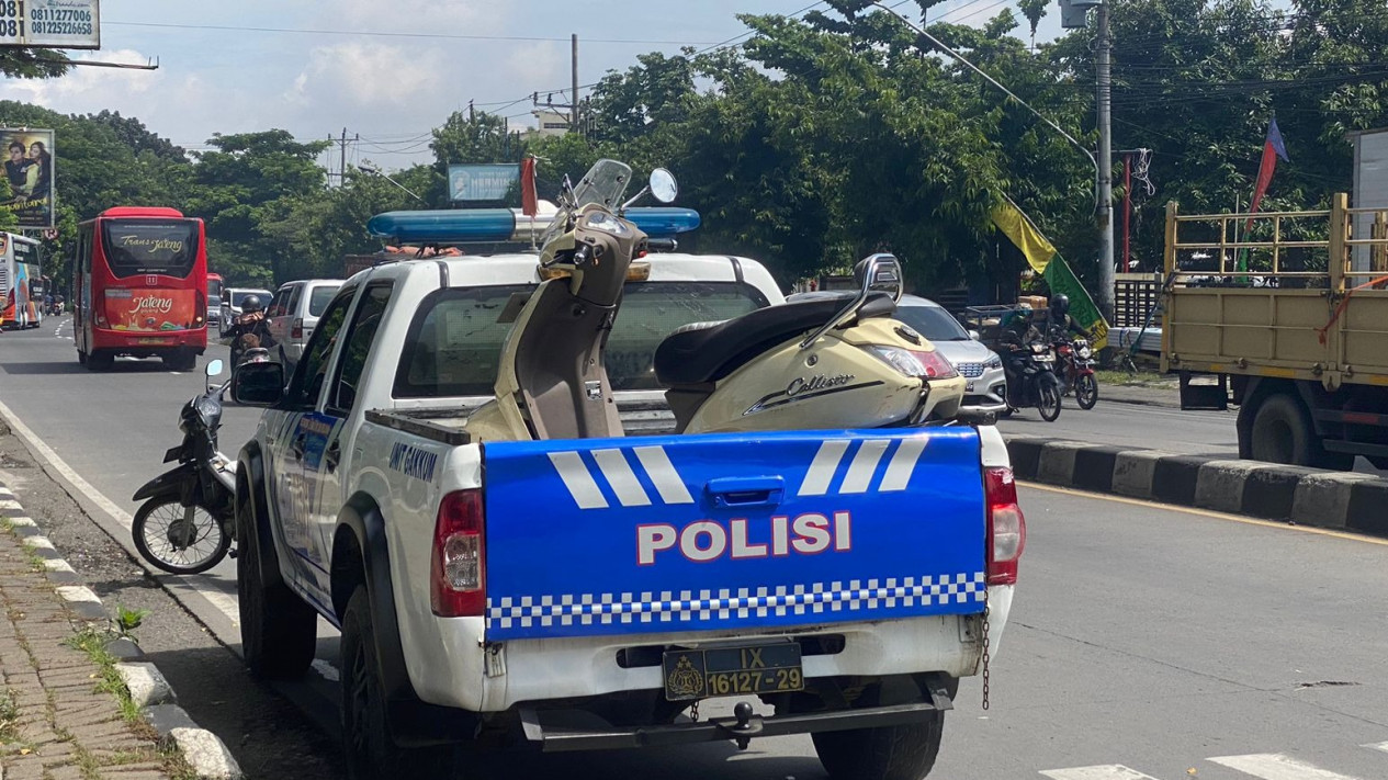 Satu Pemotor Korban Truk Rem Blong di Traffic Light Terminal Banyumanik Meninggal Dunia
            - galeri foto