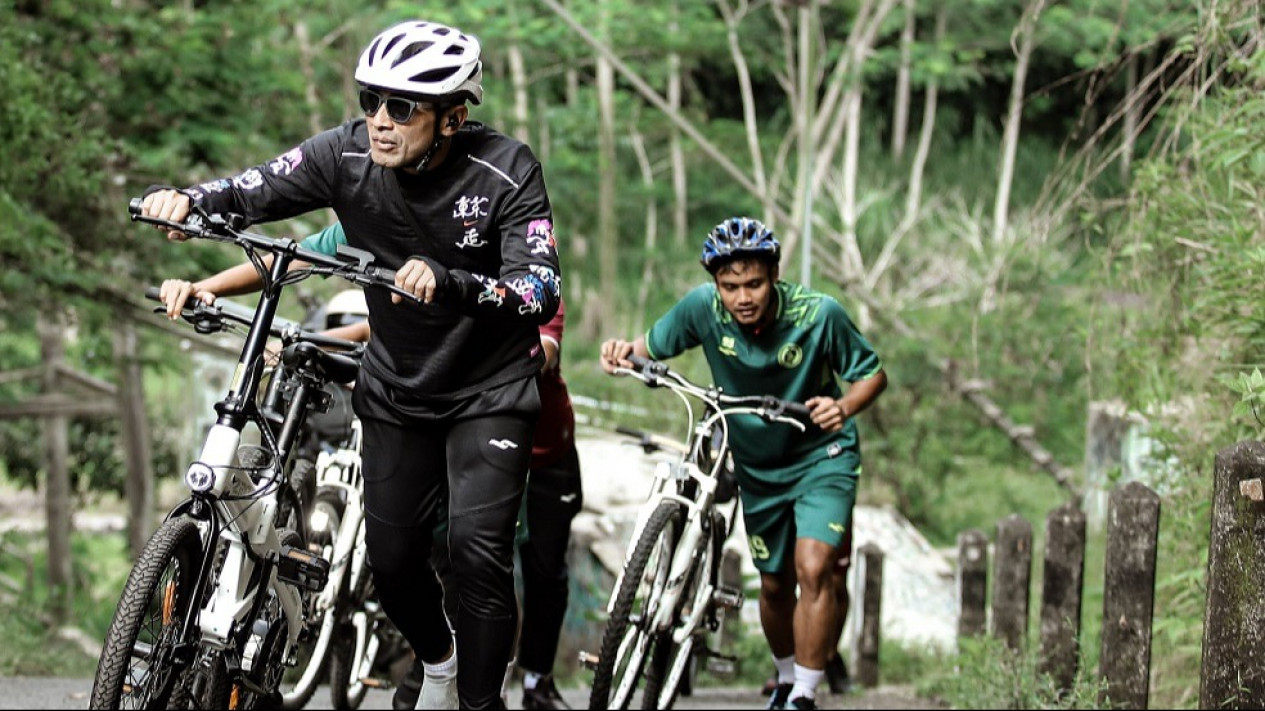 Isi Akhir Pekan, Pemain PSS Sleman Gowes di Lereng Gunung Merapi
            - galeri foto