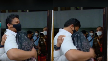 Susi Menangis Sesenggukan di Pelukan Ferdy Sambo, Kepala Sang ART Dielus-elus Manja Majikan