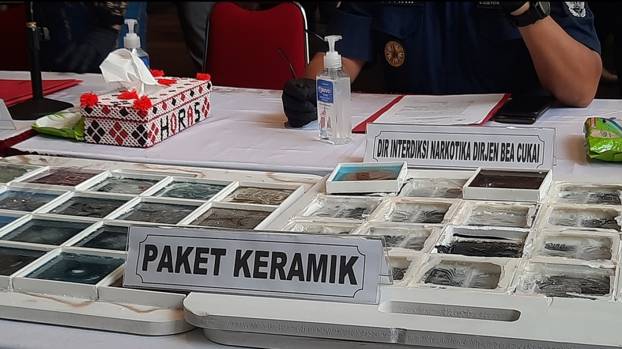 Modus Tiga WNA Asal Iran Selundupkan Bahan Sabu dalam Paket Keramik Jerman-Indonesia
            - galeri foto
