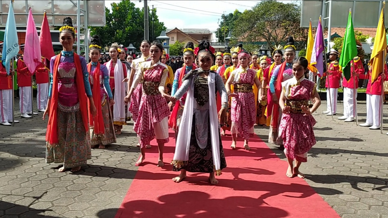 Peringati Hari Pahlawan Ribuan Siswa di Cilacap Tampilkan Pertunjukan Tari Tradisional Serentak
            - galeri foto