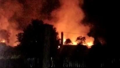 Tak Terima Seorang Anak Tewas Ditabrak, Massa Bakar Kendaraan dan Bangunan di Dogiyai Papua