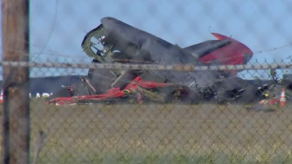 Ini Foto-Foto Bangkai 2 Pesawat yang Bertabrakan di Dallas Airshow