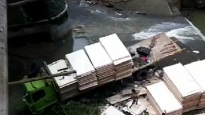 Tak Kuat Menanjak Truk Tronton Pengangkut Triplek Terjun ke Sungai Glagah Tonjong Brebes