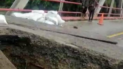 Jembatan Way Laay Kabupaten Pesisir Barat Amblas, Jalur Lintas Barat Sumatera Lampung-Bengkulu Lumpuh Total